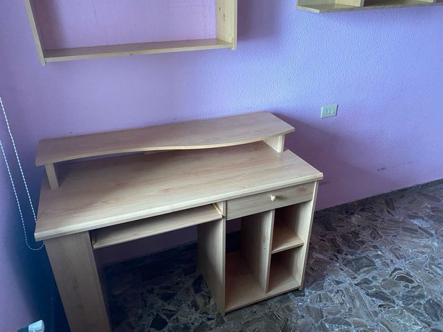 Escritorio con 2 estanterias