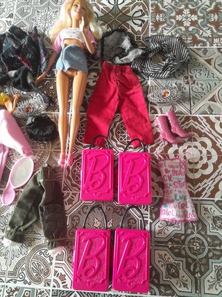 2 Bambole barbie e vestiti usato in buone.