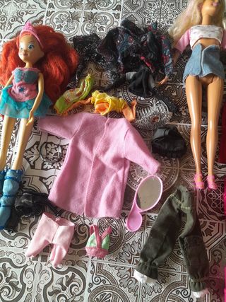 2 Bambole barbie e vestiti usato in buone.