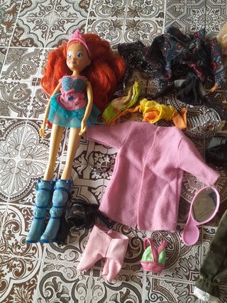 2 Bambole barbie e vestiti usato in buone.