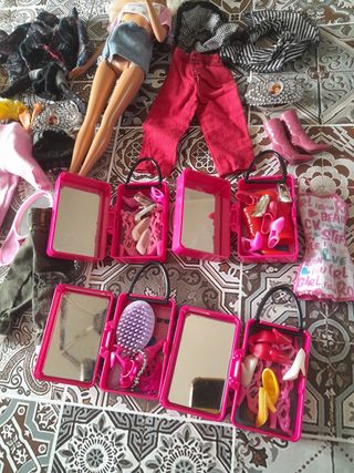 2 Bambole barbie e vestiti usato in buone.