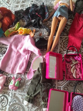 2 Bambole barbie e vestiti usato in buone.