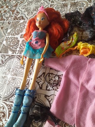 2 Bambole barbie e vestiti usato in buone.