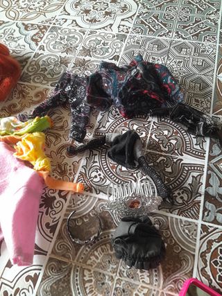 2 Bambole barbie e vestiti usato in buone.