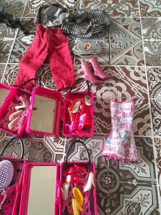 2 Bambole barbie e vestiti usato in buone.