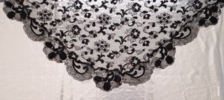 Antigua mantilla de blonda chantilly.