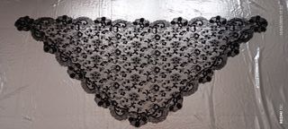 Antigua mantilla de blonda chantilly.