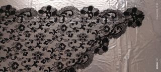 Antigua mantilla de blonda chantilly.