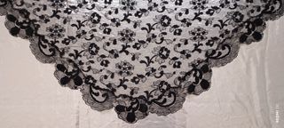 Antigua mantilla de blonda chantilly.