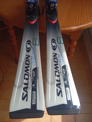 Esquís,fijaciones,bastones y funda.