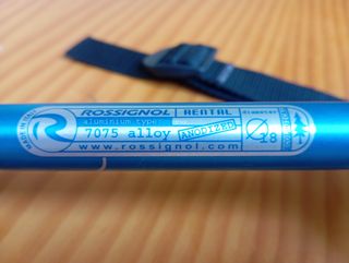 Esquís,fijaciones,bastones y funda.