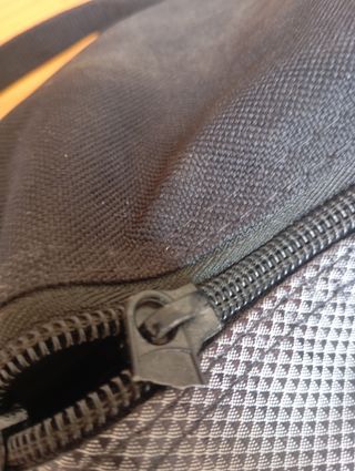 Esquís,fijaciones,bastones y funda.