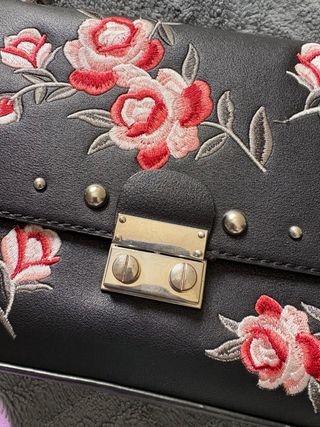 Bolso negro flores