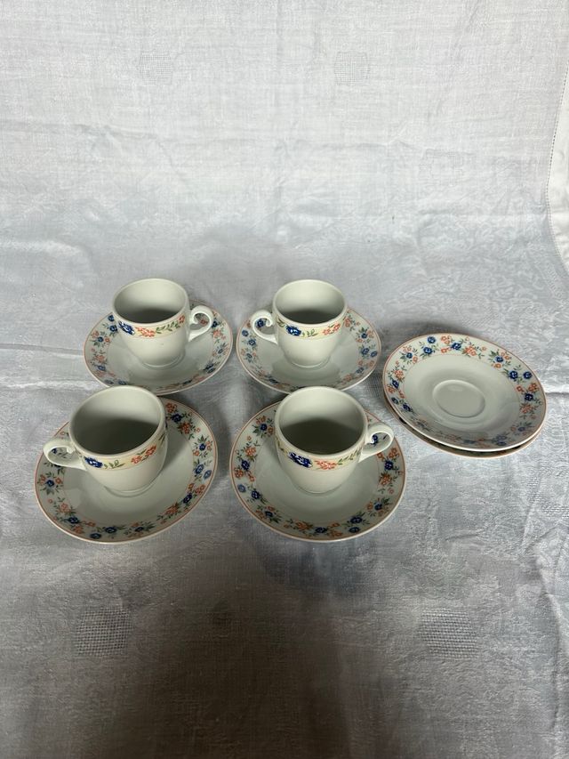 Tazas de cafe con plato