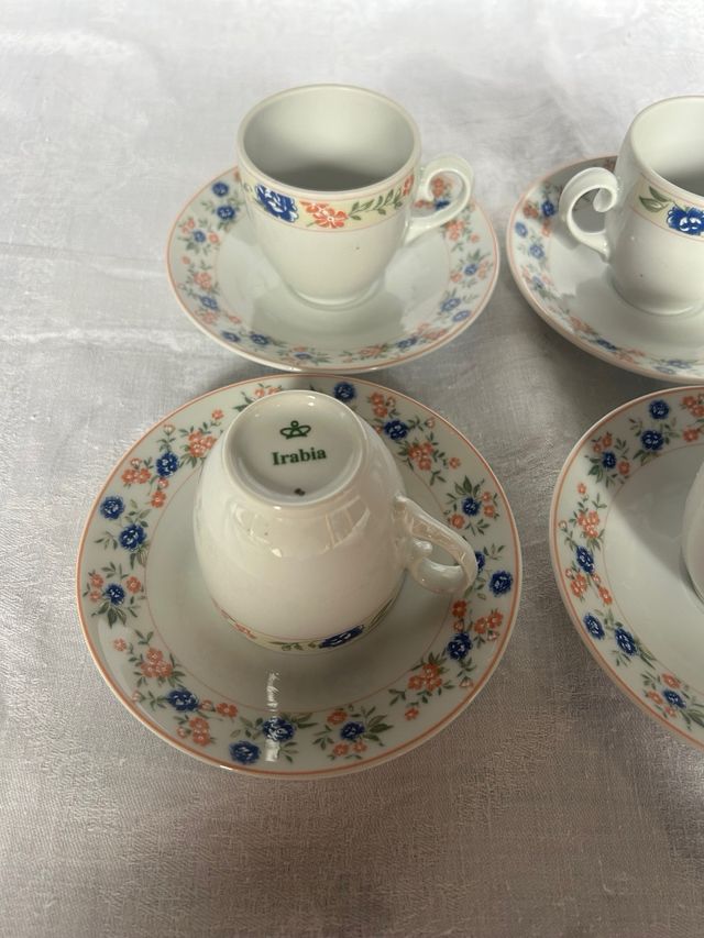 Tazas de cafe con plato