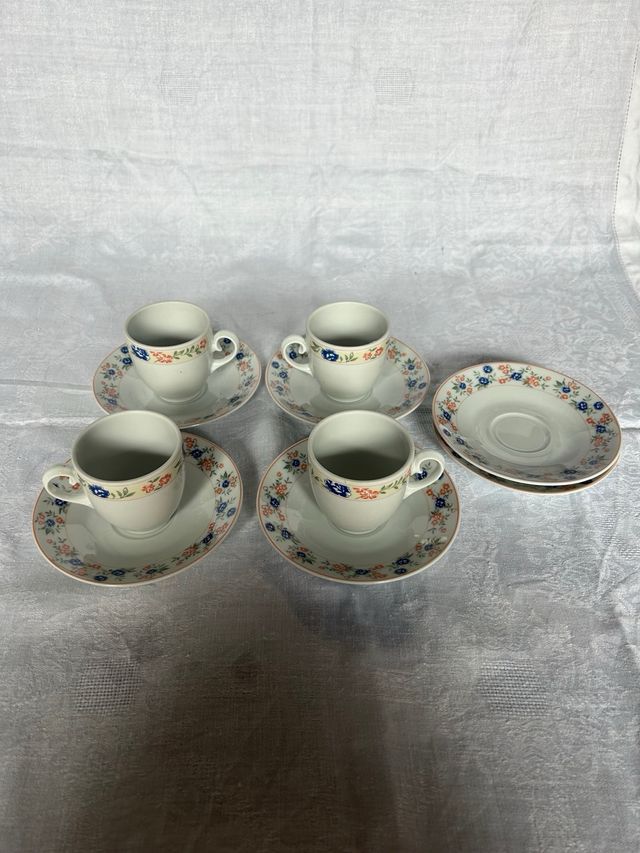 Tazas de cafe con plato