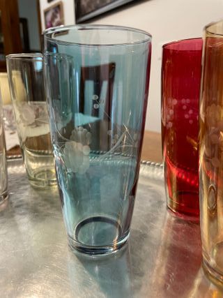 Bicchieri con delicate decorazioni floreali