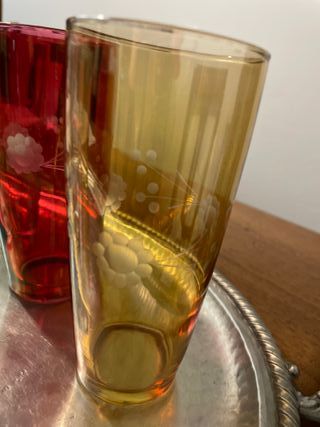 Bicchieri con delicate decorazioni floreali