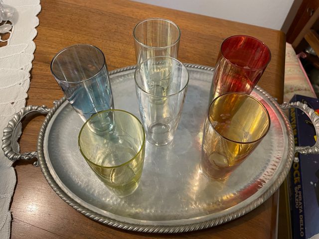 Bicchieri con delicate decorazioni floreali