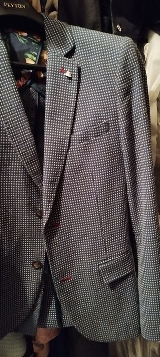 Chaqueta y pantalón combinado,muy juvenil.