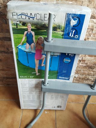 Piscina, filtro de la bomba y escalera.