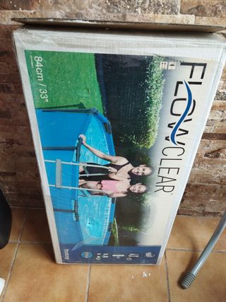 Piscina, filtro de la bomba y escalera.