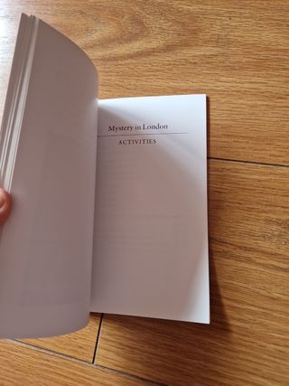 Oxford Bookworms Library: Mystery in London: Starter: 250-Word Vocabulary (Oxford Bookworms: Starter)