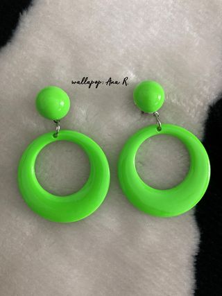 Lote de pendientes aro verde lima y flor flamenca