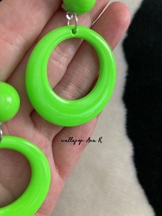 Lote de pendientes aro verde lima y flor flamenca