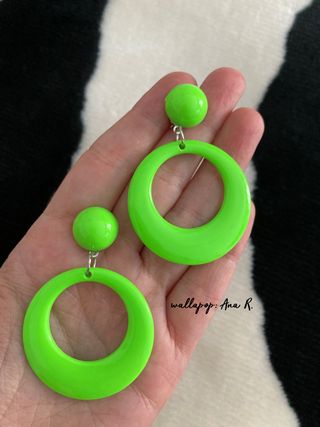 Lote de pendientes aro verde lima y flor flamenca