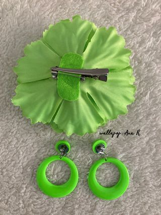 Lote de pendientes aro verde lima y flor flamenca