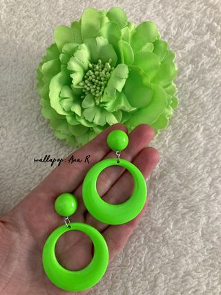 Lote de pendientes aro verde lima y flor flamenca