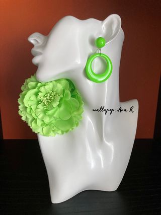 Lote de pendientes aro verde lima y flor flamenca