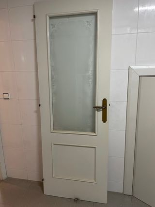 Dos puertas blancas con cristal grabado