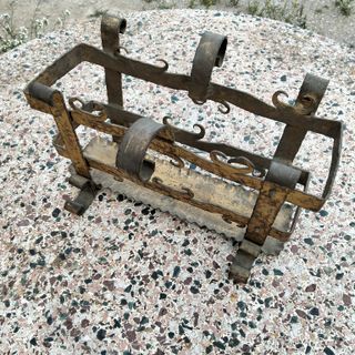 Macetero revistero antiguo hierro forjado dorado