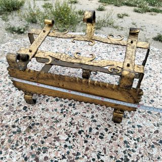 Macetero revistero antiguo hierro forjado dorado