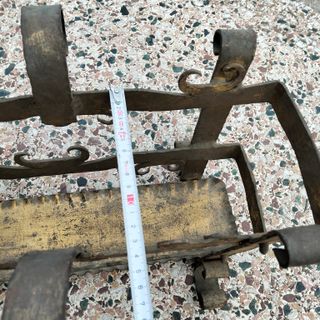 Macetero revistero antiguo hierro forjado dorado