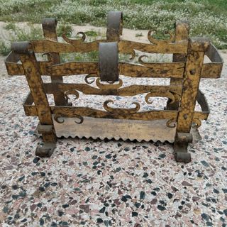 Macetero revistero antiguo hierro forjado dorado