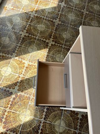 Escritorio con cajones y bandeja extraíble