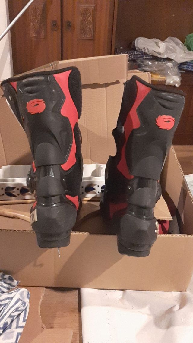 Mono entero , botas y guantes moto