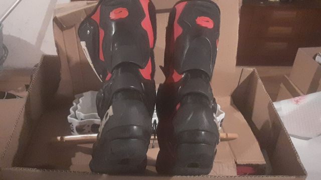 Mono entero , botas y guantes moto