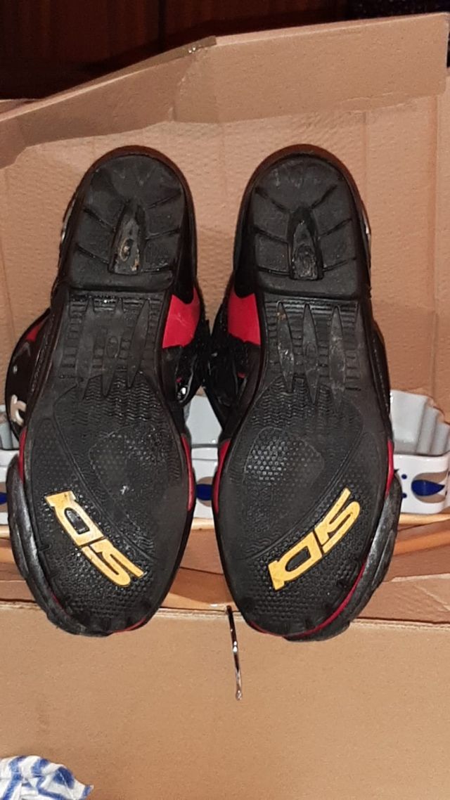 Mono entero , botas y guantes moto