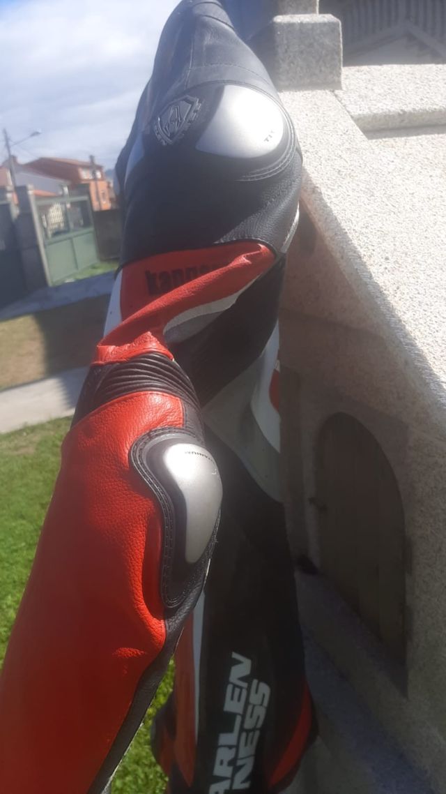 Mono entero , botas y guantes moto