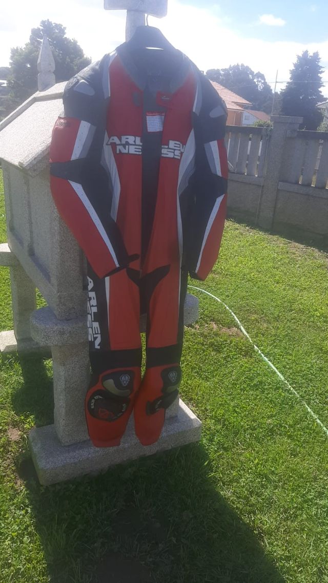 Mono entero , botas y guantes moto