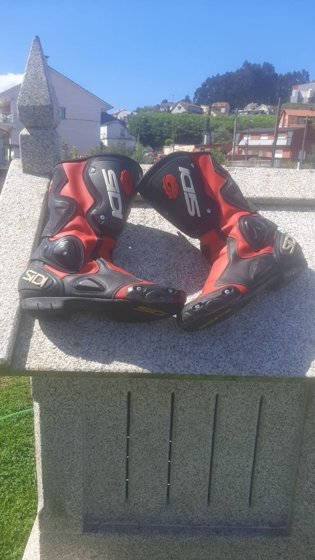 Mono entero , botas y guantes moto