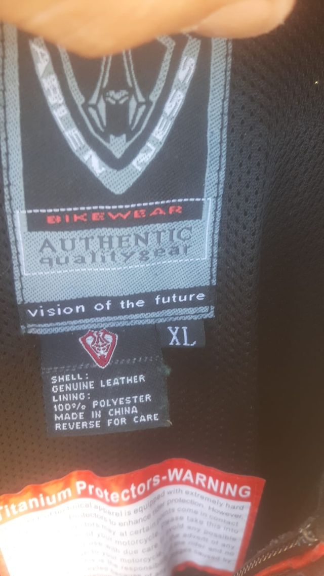 Mono entero , botas y guantes moto