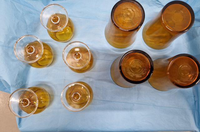 LOTE Copas y Vasos de cristal , color Ambar .