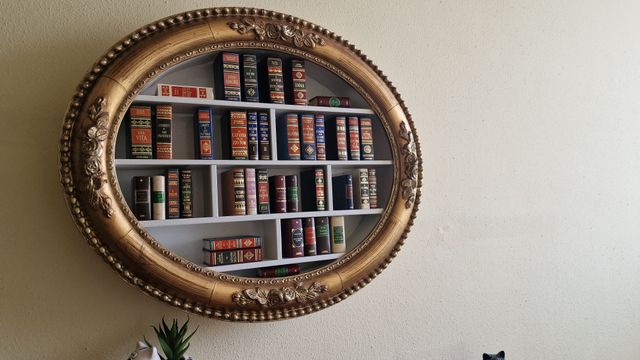 Mini libreria artigianale con cornice