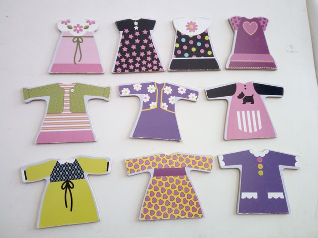 Vesti le bamboline incluse con vestiti e accessori