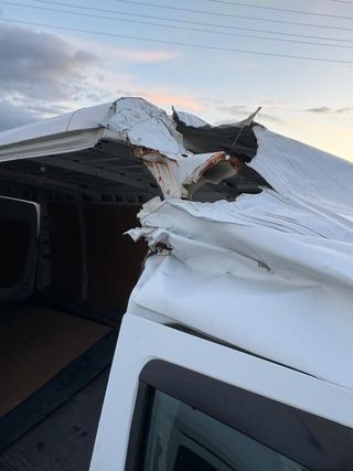 Iveco eDaily L3H3 2.3 GOLPE FUERTE EN TECHO